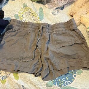 Vineyard Vines Women's Gray Cargo Shorts